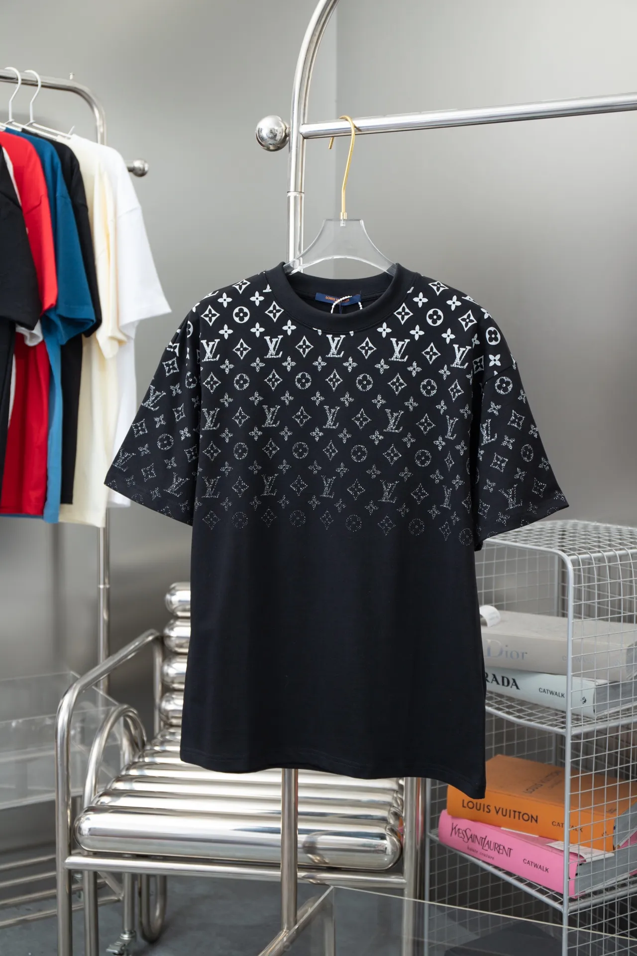 🅿️180 High-quality Lv 2025 early spring new model, MONOGRAM presbyopic gradient short-sleeved T-shirt, using digital printing technology to render pixel light and shadow for the Monogram gradient pattern, and its silk-screen texture and knitting effect complement each other. Synchronized with the official website, pure cotton fabrics at the counter! Comfortable against the skin, durable and easy to wear, meticulous original craftsmanship, custom-made 260g vat-dyed fabric, very comfortable to the touch, latest brick cabinet synchronization, OS off-shoulder version, fashionable and individual, super versatile and good-looking, very suitable for both men and women, must-have style, hang tag, collar label, washed wheat, complete with three labels S M L XL